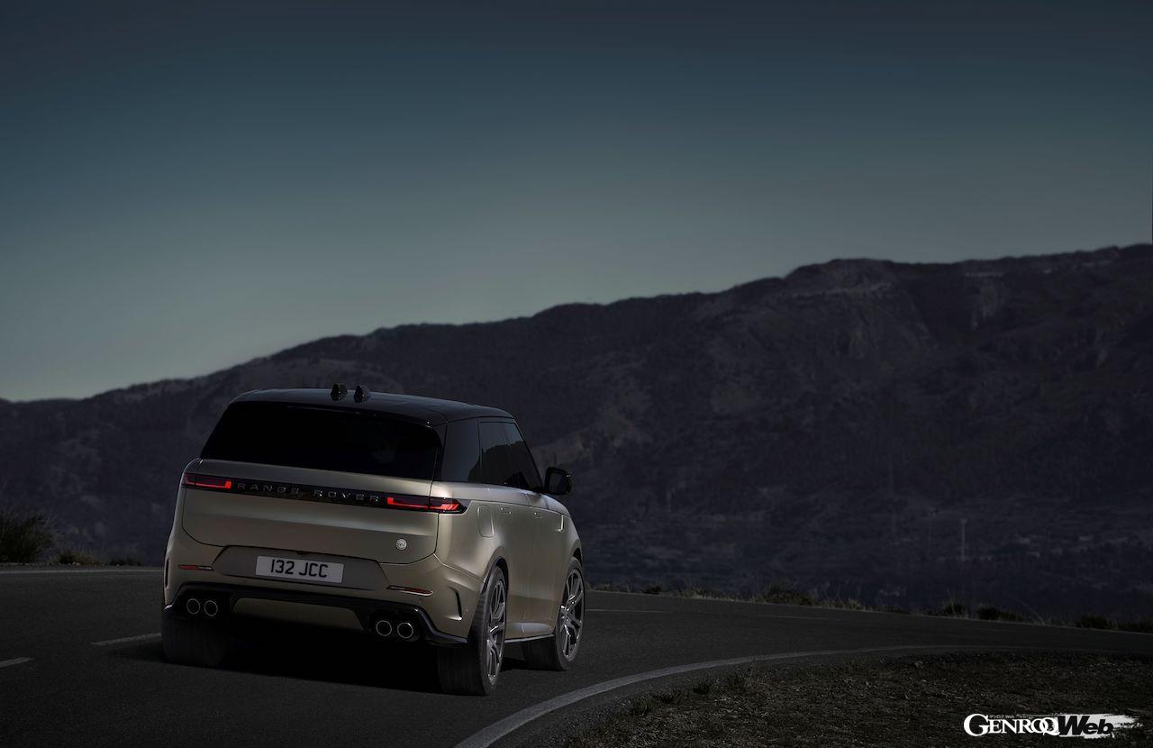 レンジローバースポーツ史上最速のスポーツモデル「レンジローバースポーツ SV」の走行シーン。