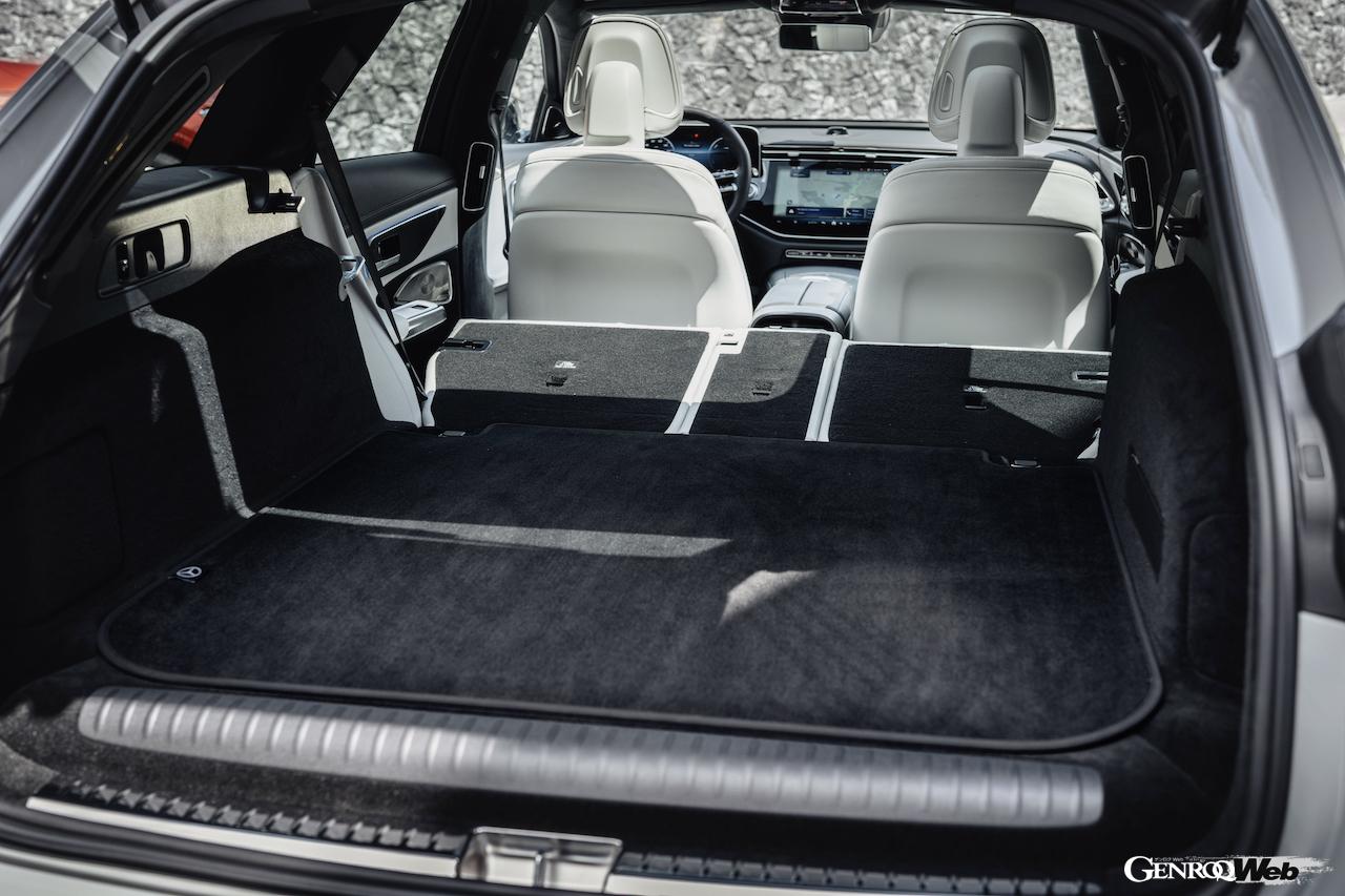 新型「メルセデス・ベンツ Eクラス エステート」のラゲッジルーム。