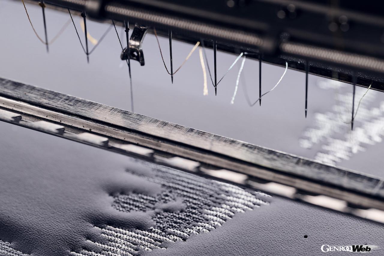 ヘッドライナーの月のクレーターの刺繍には、25万ものステッチが施され、丸2日かけて完成される。