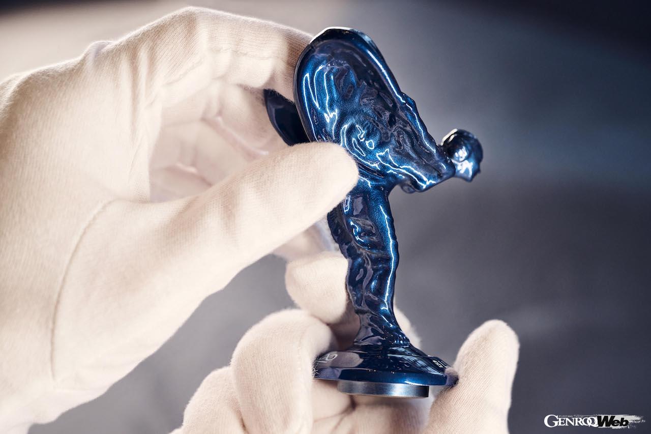 「ロールス・ロイス ブラック・バッジ カリナン ブルーシャドー」の「スピリット・オブ・エクスタシー」。