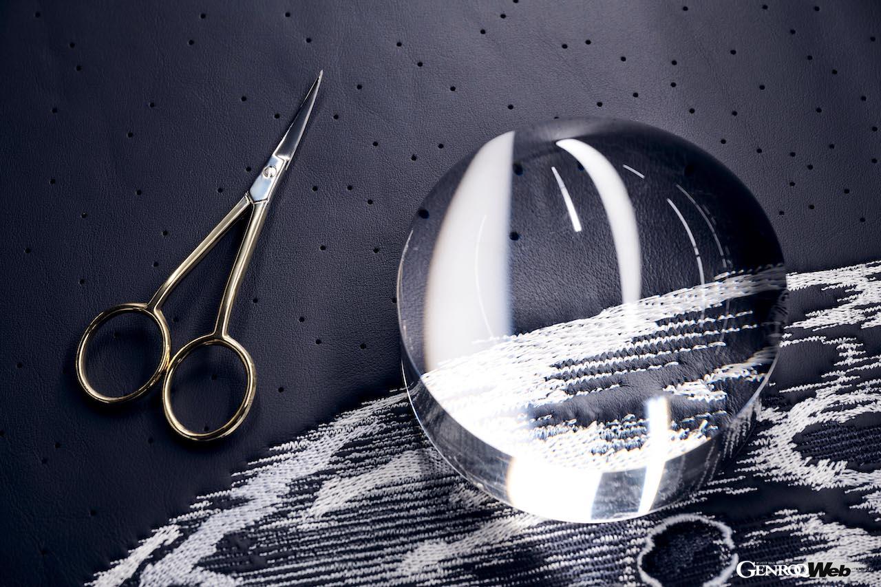 ヘッドライナーの月のクレーターの刺繍には、25万ものステッチが施され、丸2日かけて完成される。