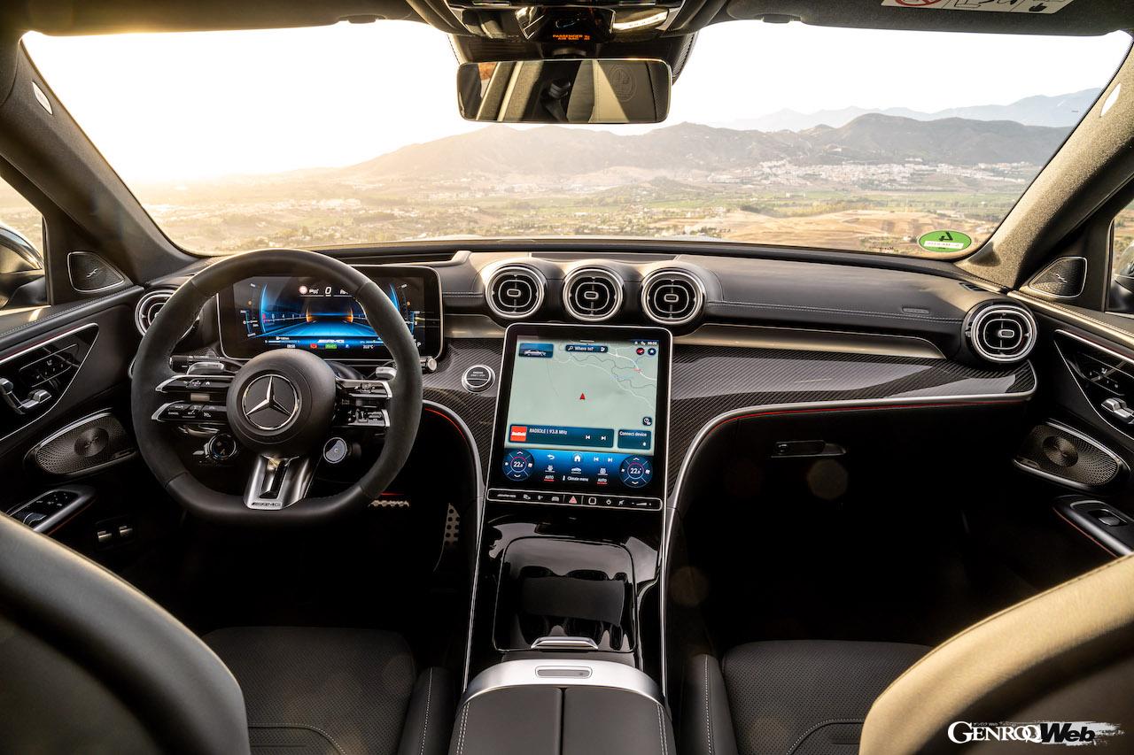 AMG専用エクステリアをはじめ、インテリアにはAMG専用機能と表示スタイルを備えた「MBUX」、「AMGパフォーマンス・ステアリングホイール」などが標準装備される。