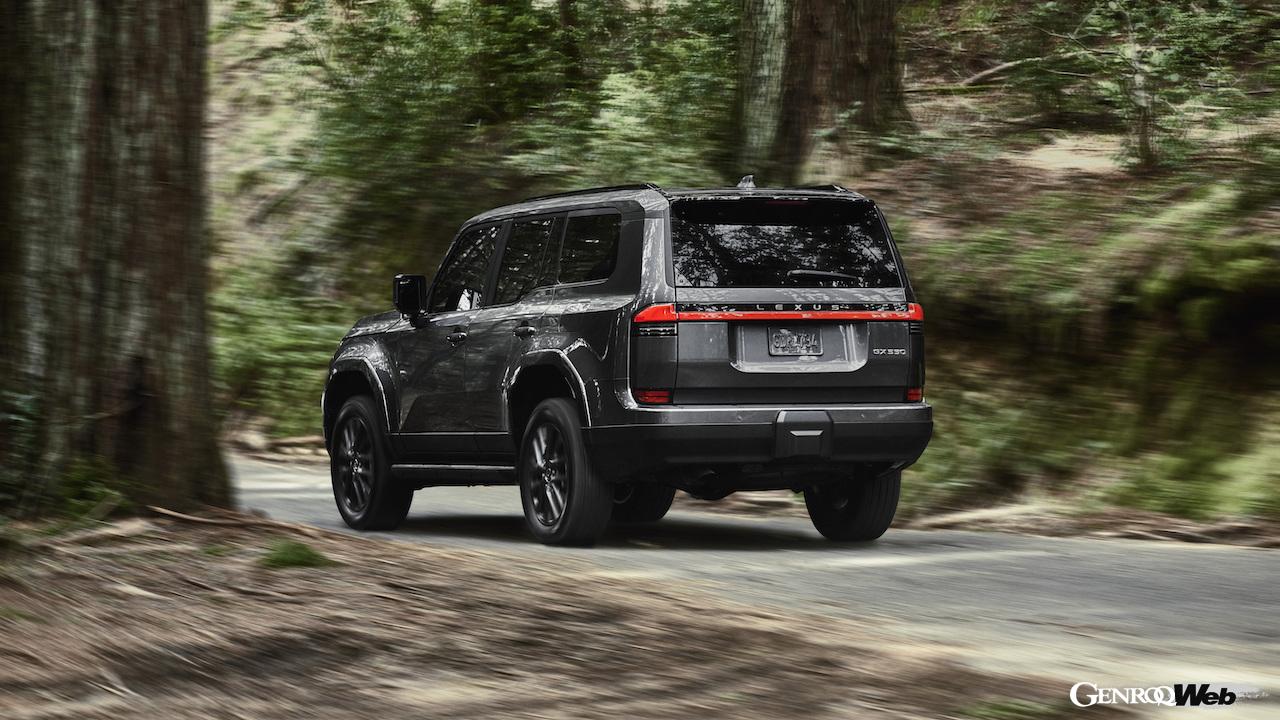 3代目に進化したラグジュアリーオフローダー新型「レクサス GX」の走行シーン。