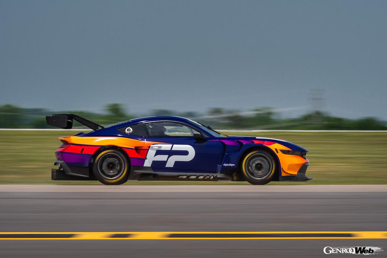 フォードの最新カスタマー向けレーシングカー「マスタング GT3」の走行シーン。