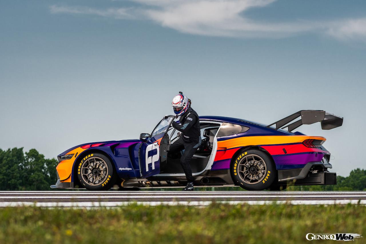 2016年のル・マン24時間レースにおいてフォード GTをドライブし、GTE Proクラスで優勝したジョーイ・ハンドと、フォード マスタング GT3。