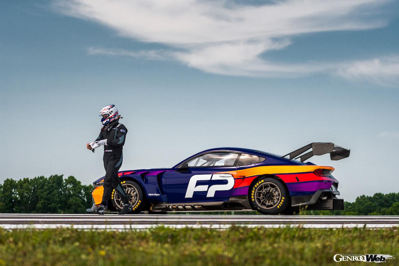 2016年のル・マン24時間レースにおいてフォード GTをドライブし、GTE Proクラスで優勝したジョーイ・ハンドと、フォード マスタング GT3。