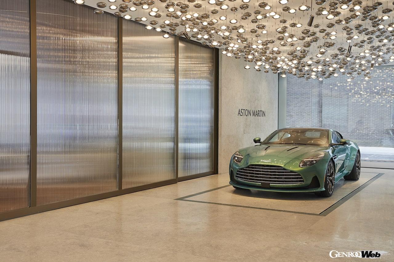 アストンマーティンとしては、北米発となる「Q by Aston Martin」をテーマにしたフラッグシップショールーム「Qニューヨーク（Q New York）」がオープンした。