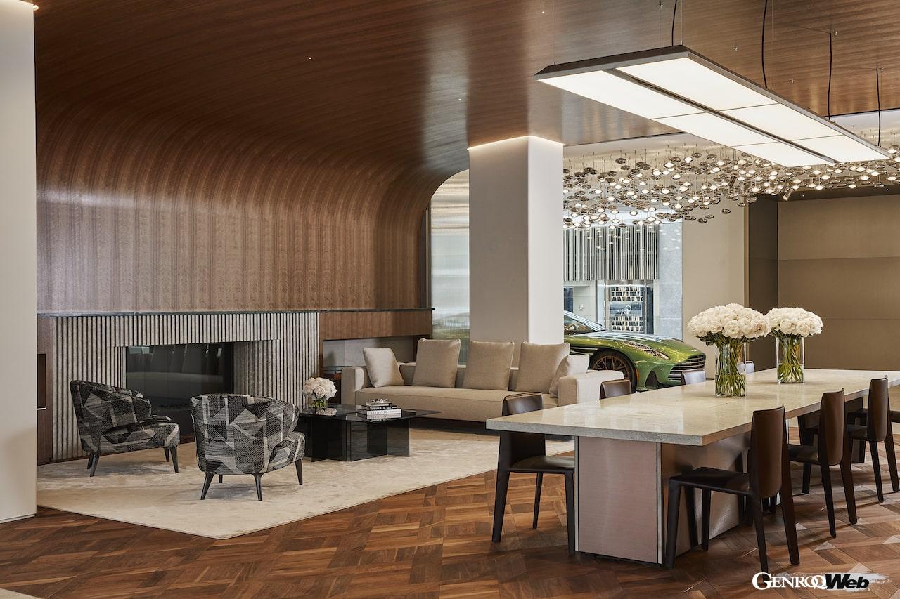 アストンマーティンとしては、北米発となる「Q by Aston Martin」をテーマにしたフラッグシップショールーム「Qニューヨーク（Q New York）」がオープンした。