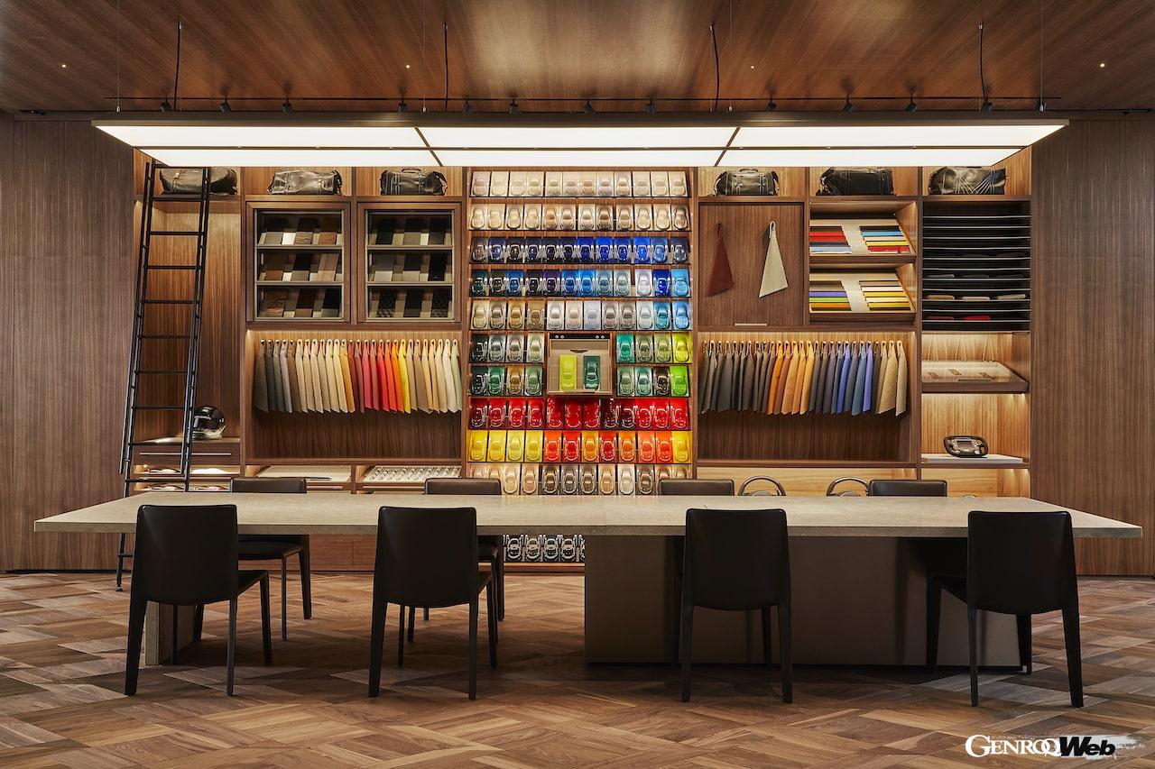 アストンマーティンとしては、北米発となる「Q by Aston Martin」をテーマにしたフラッグシップショールーム「Qニューヨーク（Q New York）」がオープンした。