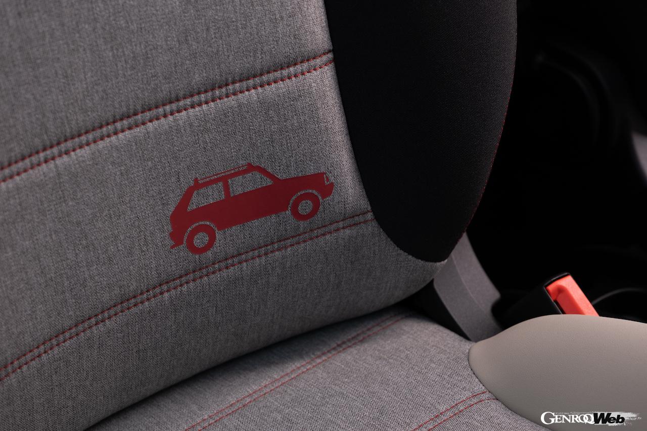 1983台限定のデビュー40周年仕様「フィアット パンダ 4x40°」のインテリア。