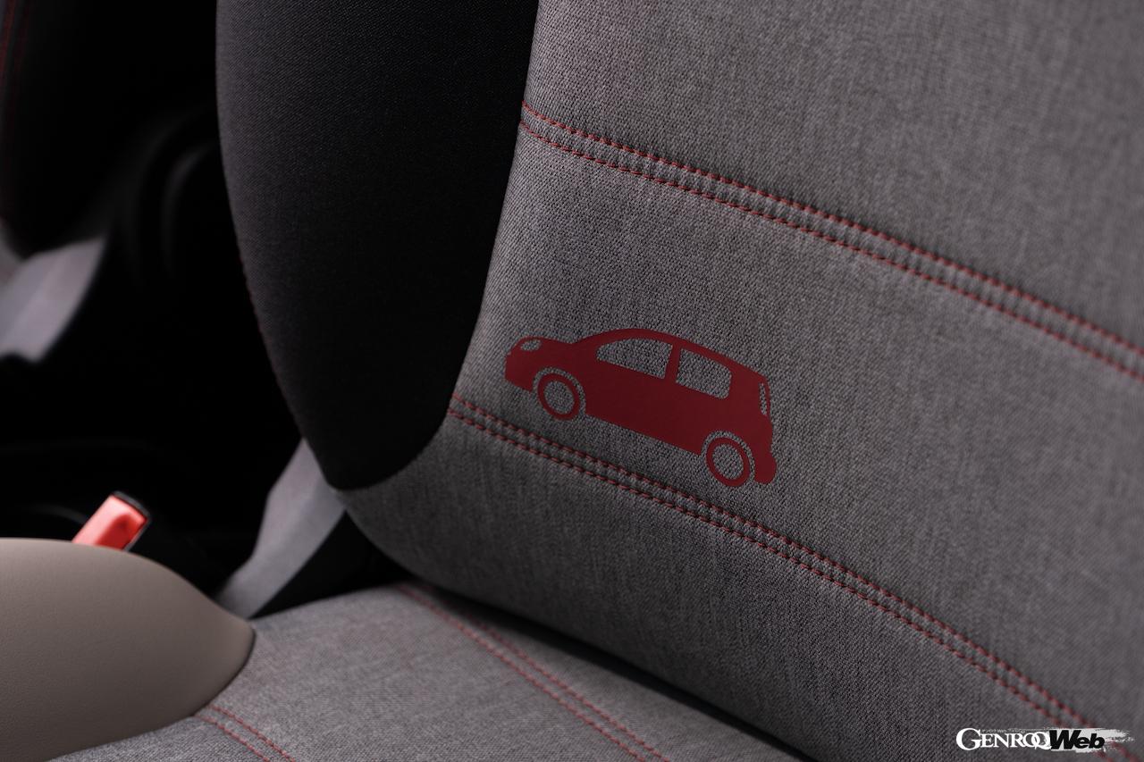 1983台限定のデビュー40周年仕様「フィアット パンダ 4x40°」のインテリア。