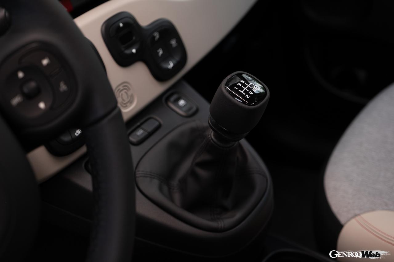 1983台限定のデビュー40周年仕様「フィアット パンダ 4x40°」のインテリア。