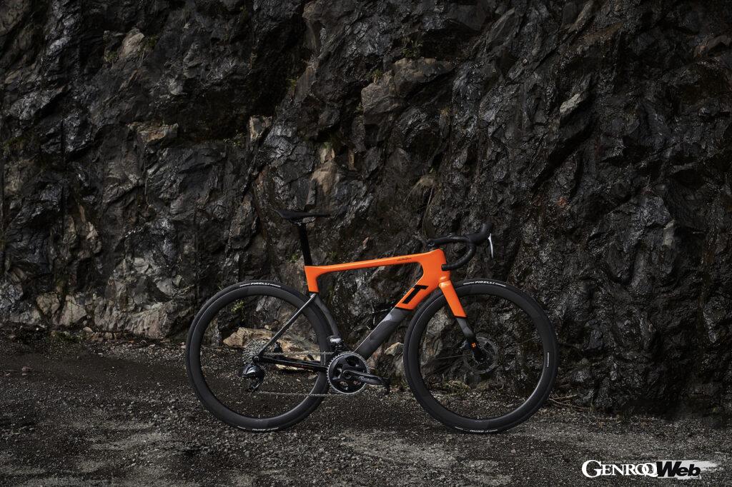 ランボルギーニと3Tサイクリングが共同開発した高性能バイク「Strada x Automobili Lamborghini」。