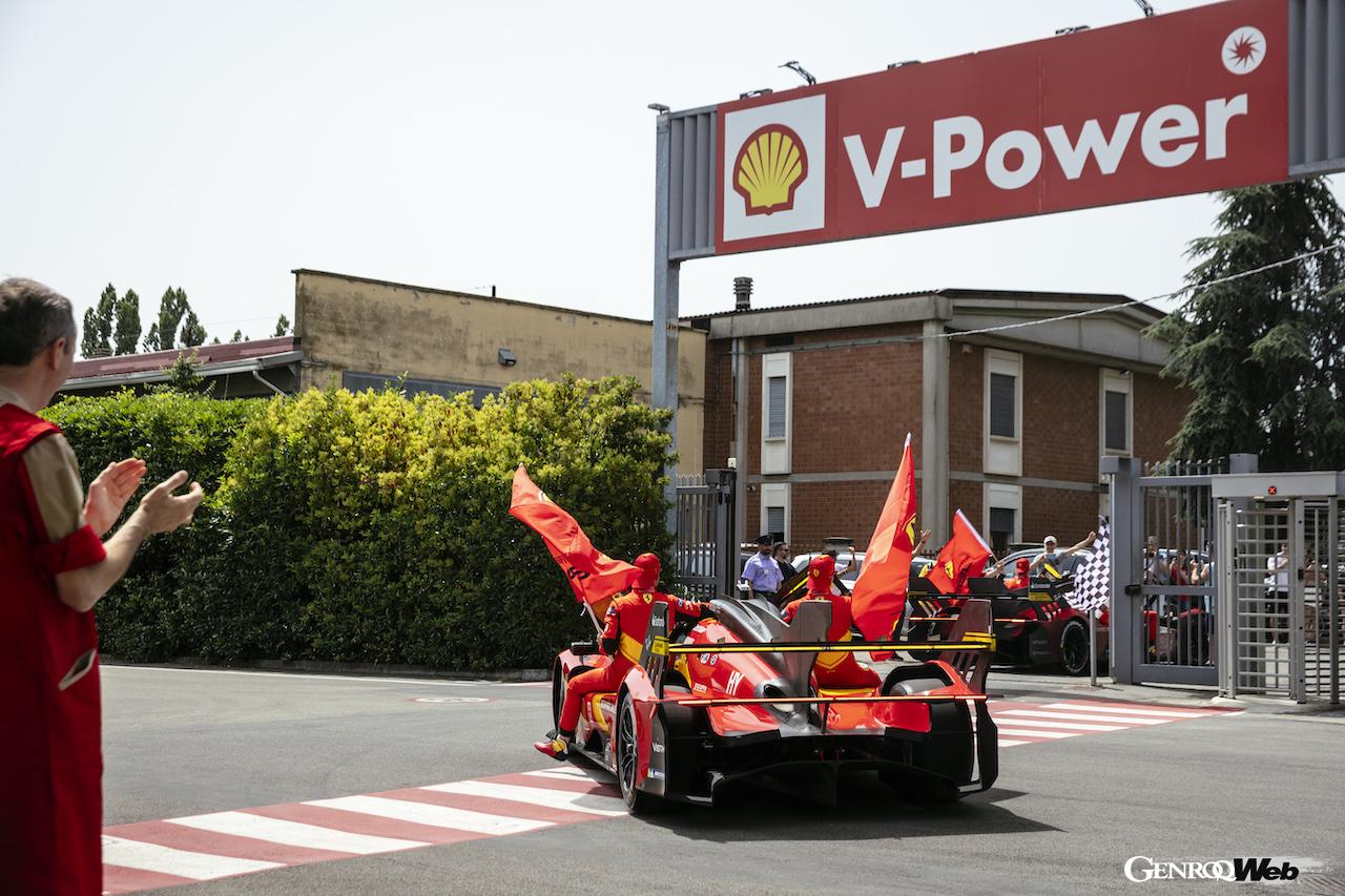 フェラーリ本社をスタートした2台のフェラーリ 499Pは、多くのファンからの歓声を受けながら、マラネロの中心街までパレードランを行った。