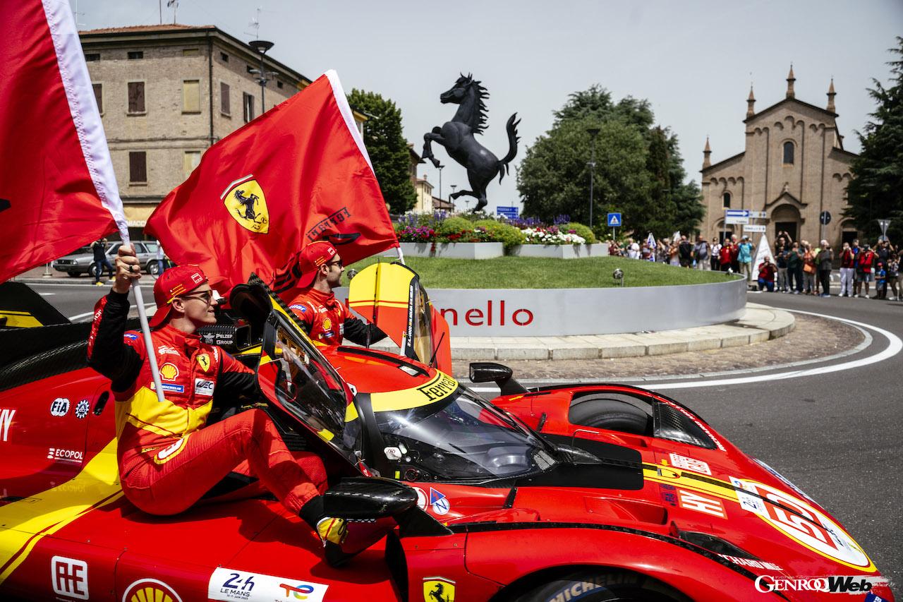 フェラーリ本社をスタートした2台のフェラーリ 499Pは、多くのファンからの歓声を受けながら、マラネロの中心街までパレードランを行った。