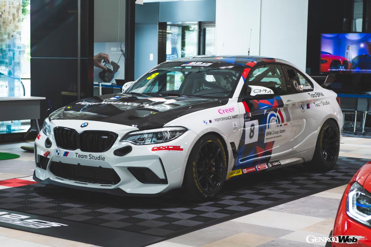 トランク部分に書かれた“3倍”という数字は、最新のBMW純正バッテリーが従来の約3倍の充放電に対応することを意味している。