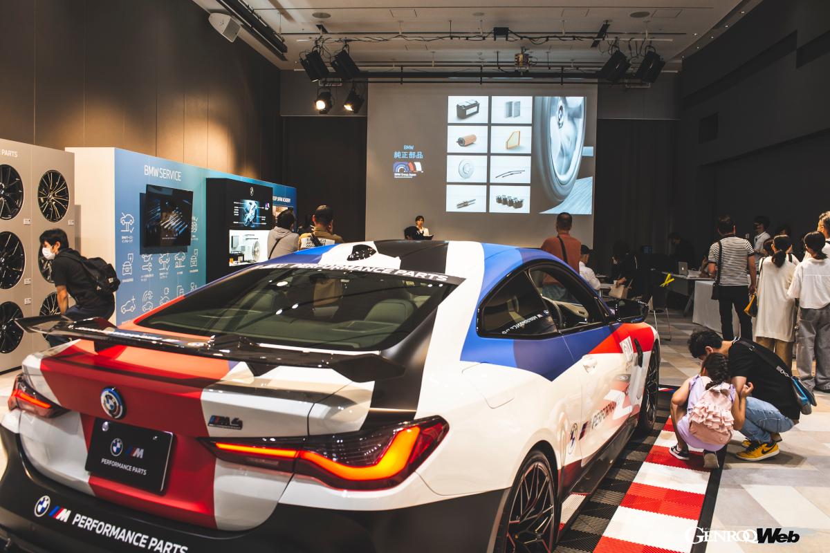 モータージャーナリストの萩原秀樹さん（左）、BMWジャパンの巻波浩之シニアマネージャーとともに、トークショーを行う「BMW学びプロジェクト」のプロジェクト・リーダーを務める新木みおさん。「BMW正規ディーラーの12の優位性」「なぜ純正部品なのか？」そして「Mパフォーマンスパーツの高質な世界」というテーマにトークショーを行った。