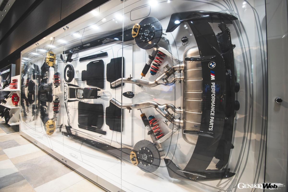 トランク部分に書かれた“3倍”という数字は、最新のBMW純正バッテリーが従来の約3倍の充放電に対応することを意味している。