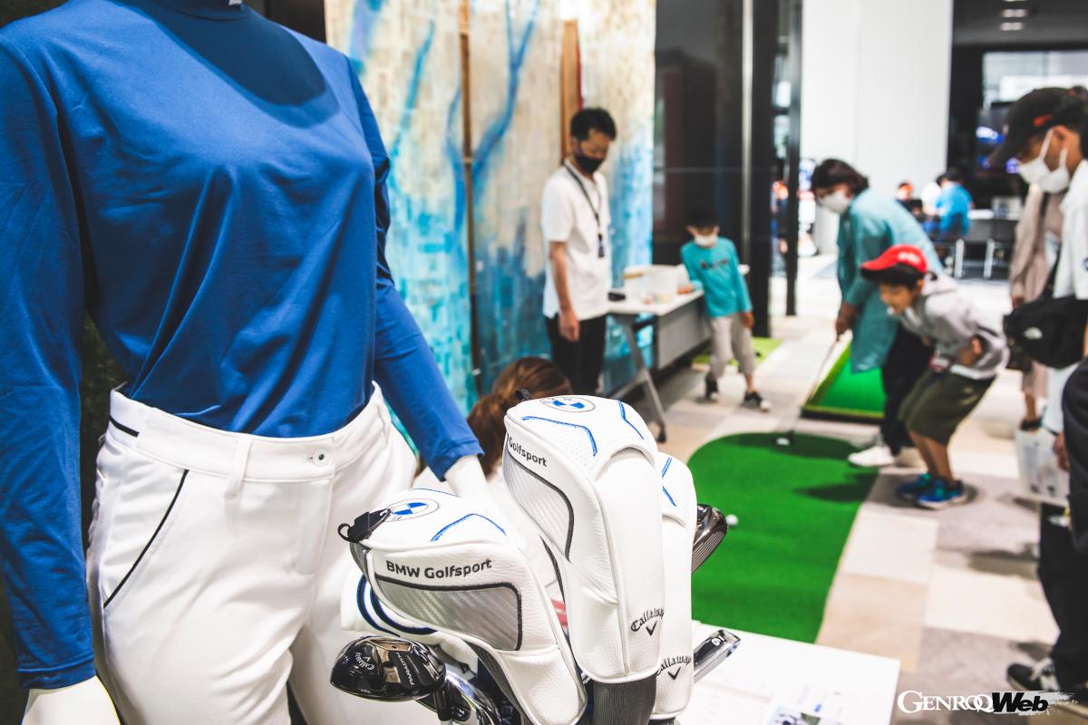 「キーリーダー体験」サービスが好評。愛車のキーに記録されている車両情報を読み取ることで、走行距離やオイル交換などのメンテナンス情報がわかるという。「パターチャレンジ」のコーナーも人を集めていた。