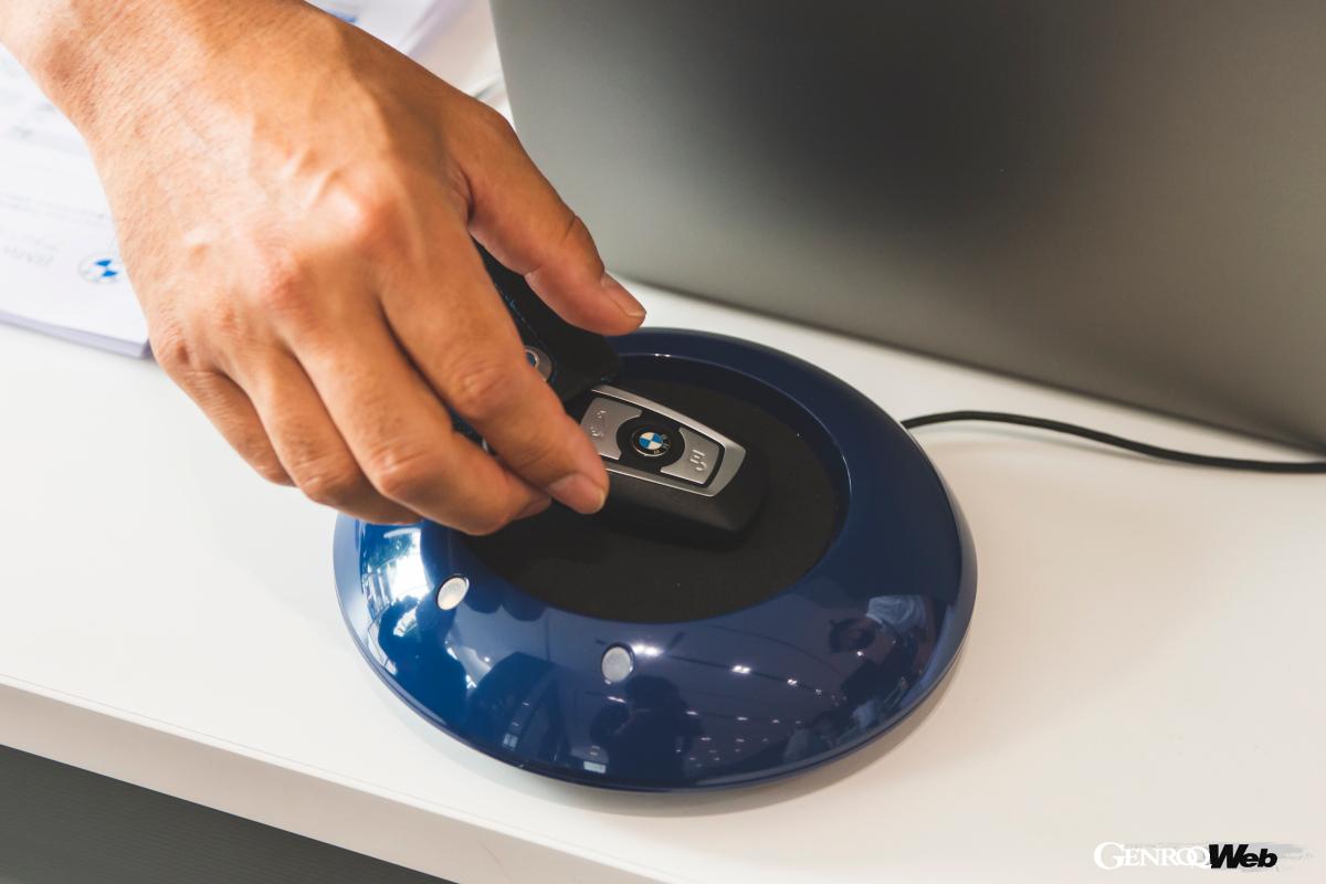 「キーリーダー体験」サービスが好評。愛車のキーに記録されている車両情報を読み取ることで、走行距離やオイル交換などのメンテナンス情報がわかるという。「パターチャレンジ」のコーナーも人を集めていた。