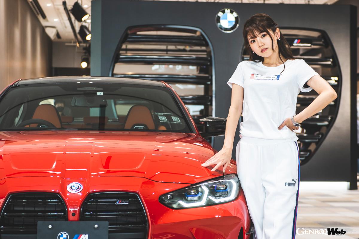 トランク部分に書かれた“3倍”という数字は、最新のBMW純正バッテリーが従来の約3倍の充放電に対応することを意味している。