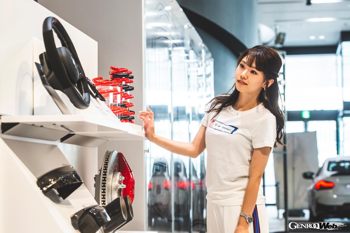 会場ではディーラーでの整備の優位性を表現するために、様々な純正パーツや走りをさらに高めるためのMパフォーマンスパーツが展示されていた。