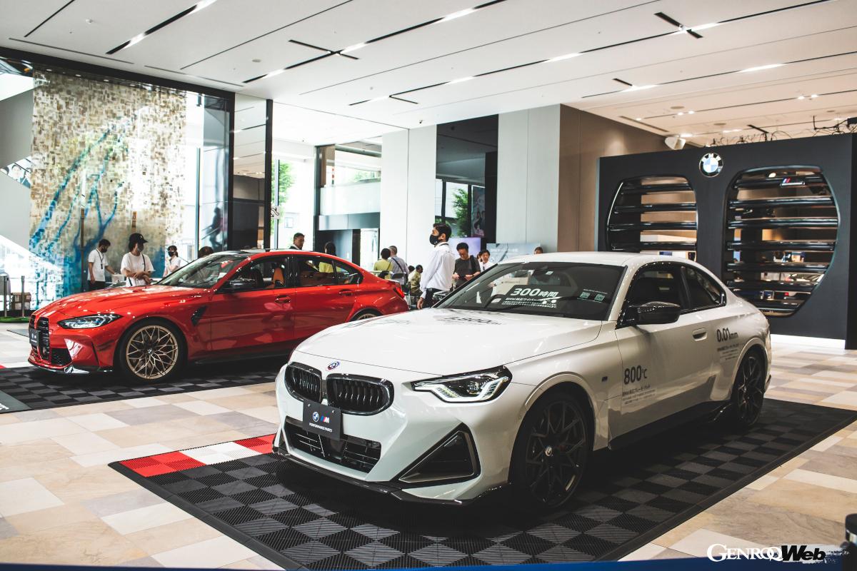 トランク部分に書かれた“3倍”という数字は、最新のBMW純正バッテリーが従来の約3倍の充放電に対応することを意味している。