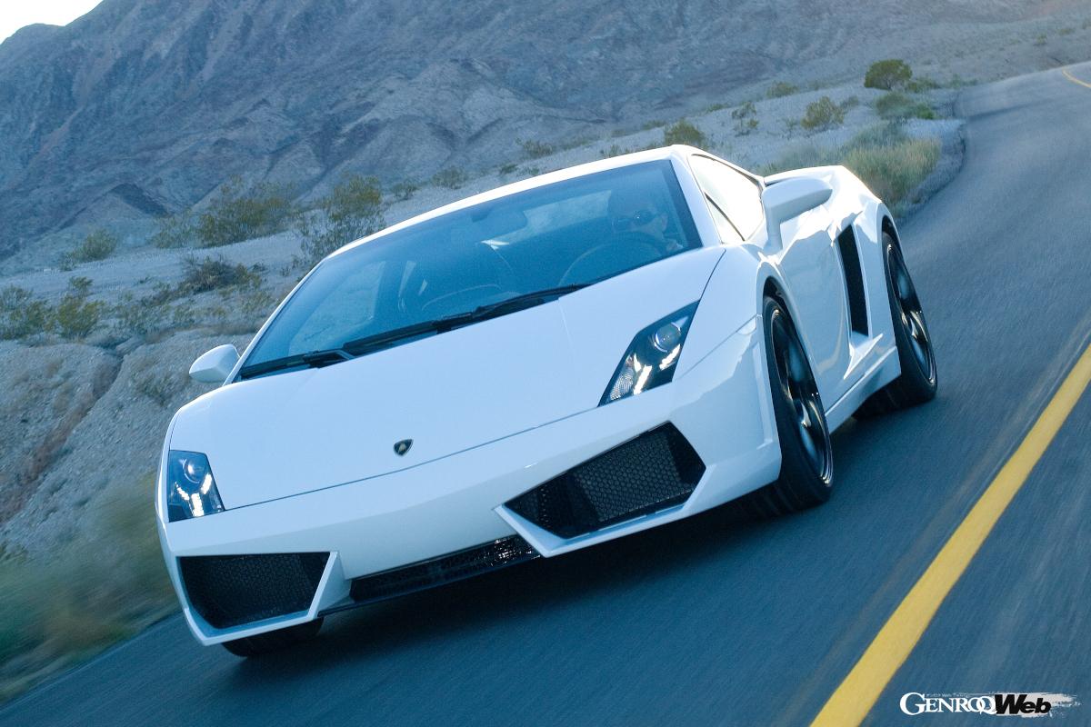 アウディR8の姉妹モデルとすることでコストを抑え、V10ベイビーランボとして、最も多い台数レベルで量産した。