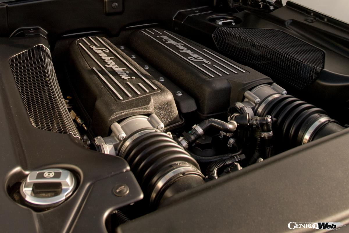 アウディR8の姉妹モデルとすることでコストを抑え、V10ベイビーランボとして、最も多い台数レベルで量産した。