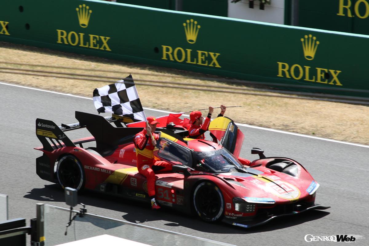 ウイニングランを行うフェラーリAFコルセの「フェラーリ 499P」51号車（アレッサンドロ・ピエール・グイディ／ジェームズ・カラド／アントニオ・ジョビナッツィ）。