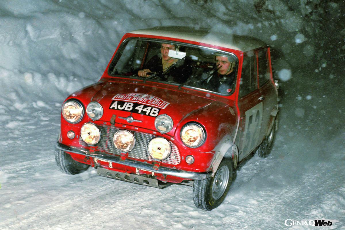 1965年のモンテカルロラリーを走るMINIクーパーS。初優勝を遂げた昨年に続き連覇を成し遂げた。