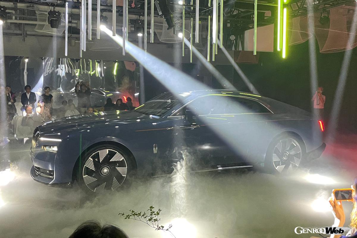 特殊効果のスモークの中を静かに進むスペクター。ロールス・ロイスの新時代の始まりである。