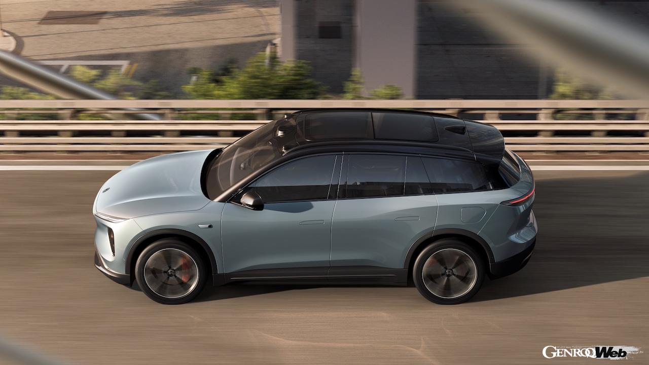 フル電動ミドルサイズSUV「NIO EL6」の走行シーン。