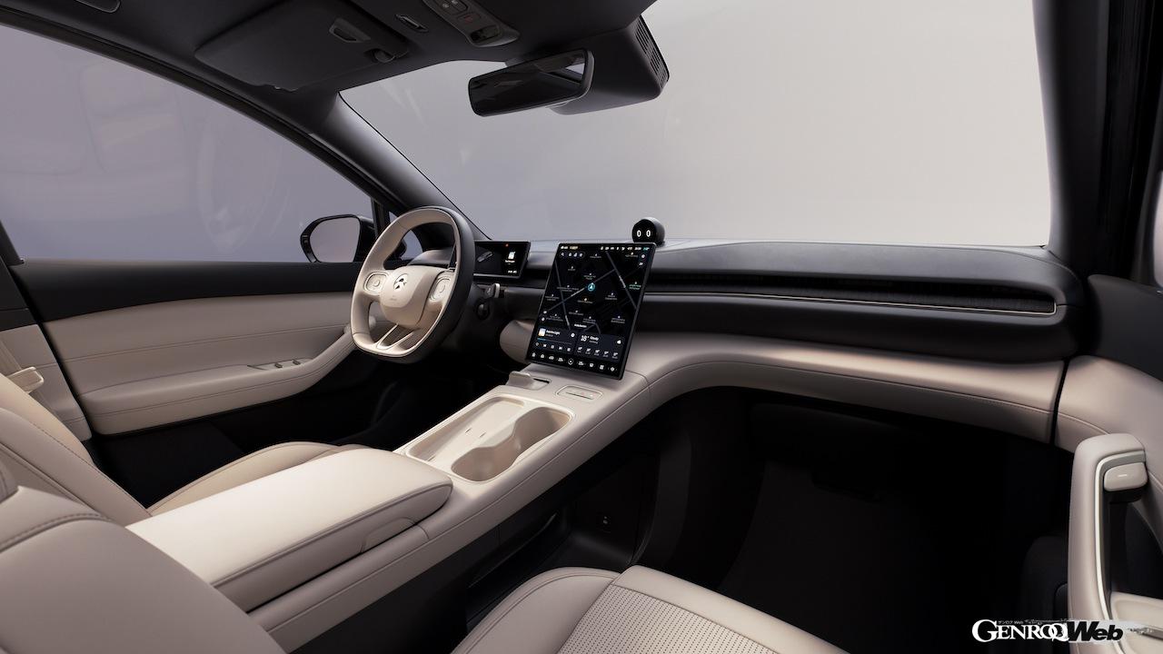 シンプルながらも先進性を持ったNIO EL6のインテリア。ダッシュボードはラタン（ヤシ科の籐）素材を使った、二重構造のデザインが採り入れられた。