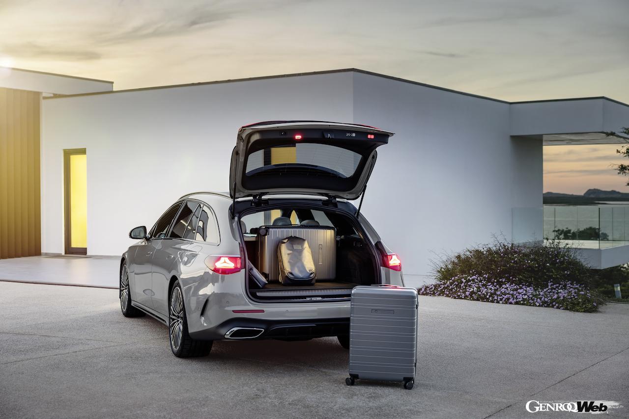 新型「メルセデス・ベンツ Eクラス エステート」のラゲッジルーム。