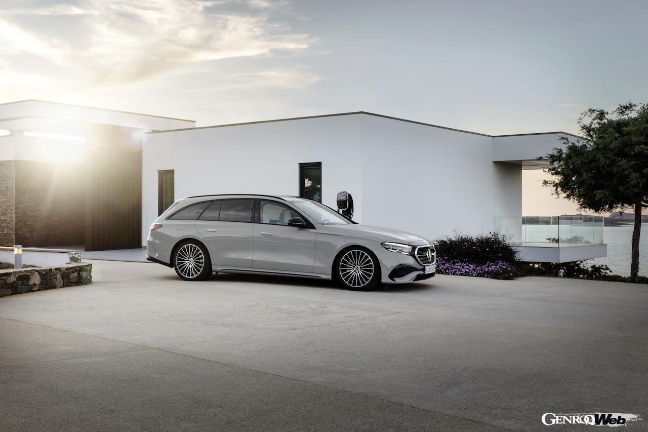 新型「メルセデス・ベンツ Eクラス エステート」の充電シーン。