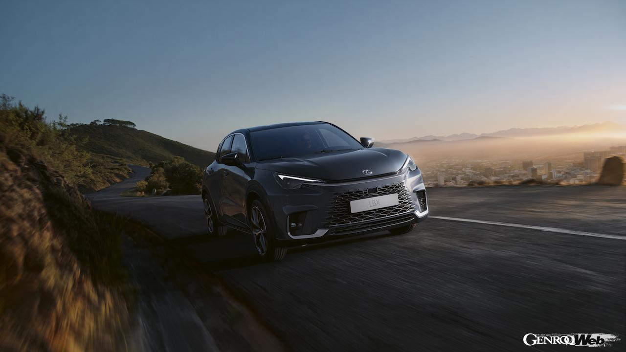 新型コンパクトラグジュアリーSUV「レクサス LBX」の走行シーン。