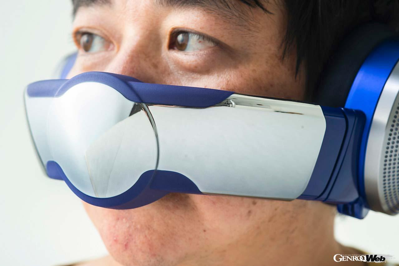 非接触シールドを下げると自動的に会話モードなり、送風／オーディオ／ノイズキャンセリングが停止される。シールドのお手入れは湿った布で拭き取るだけと簡単だ。