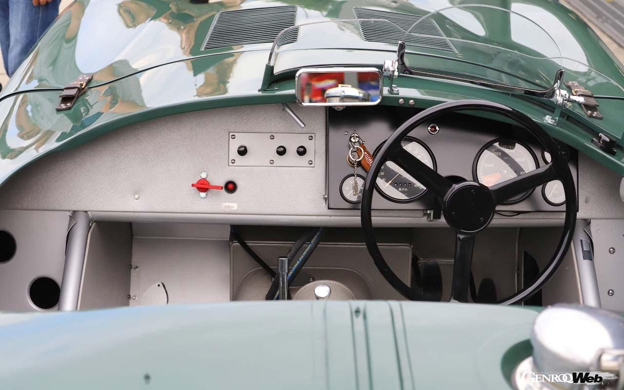 大径ステアリング、4速MT、完全に再現されたスミス製メーターが備わるコクピット。ディスクブレーキのタッチも好ましい。