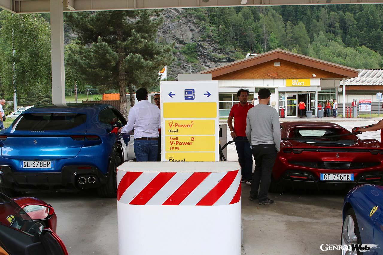 フランスの制限速度は130km/h。前を行くプロサングエを追走する。フロントウインドウ内側には日本で言うETCシステムが装着され、料金所通過も楽だった。給油で立ち寄ったスタンドはフェラーリでいっぱい。