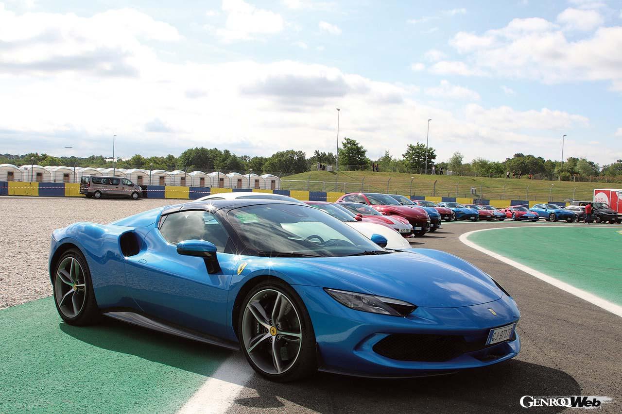 関係者向け駐車場はなんとブガッティサーキットのコース内。メディア以外にも、レース関係者なども駐車していたが、ここでもフェラーリは人気者だ。