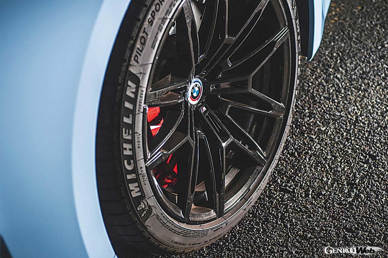 路面状況に応じて特性を変化させる可変ダンパー付きのアダプティブMサスペンションを装備する。