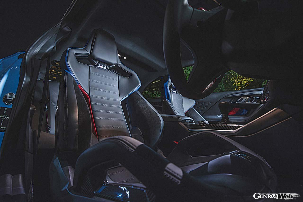 MT車にはMレーストラックパッケージに含まれる軽量なMカーボンバケットシートが奢られていた。極めて高いホールド性を有する。