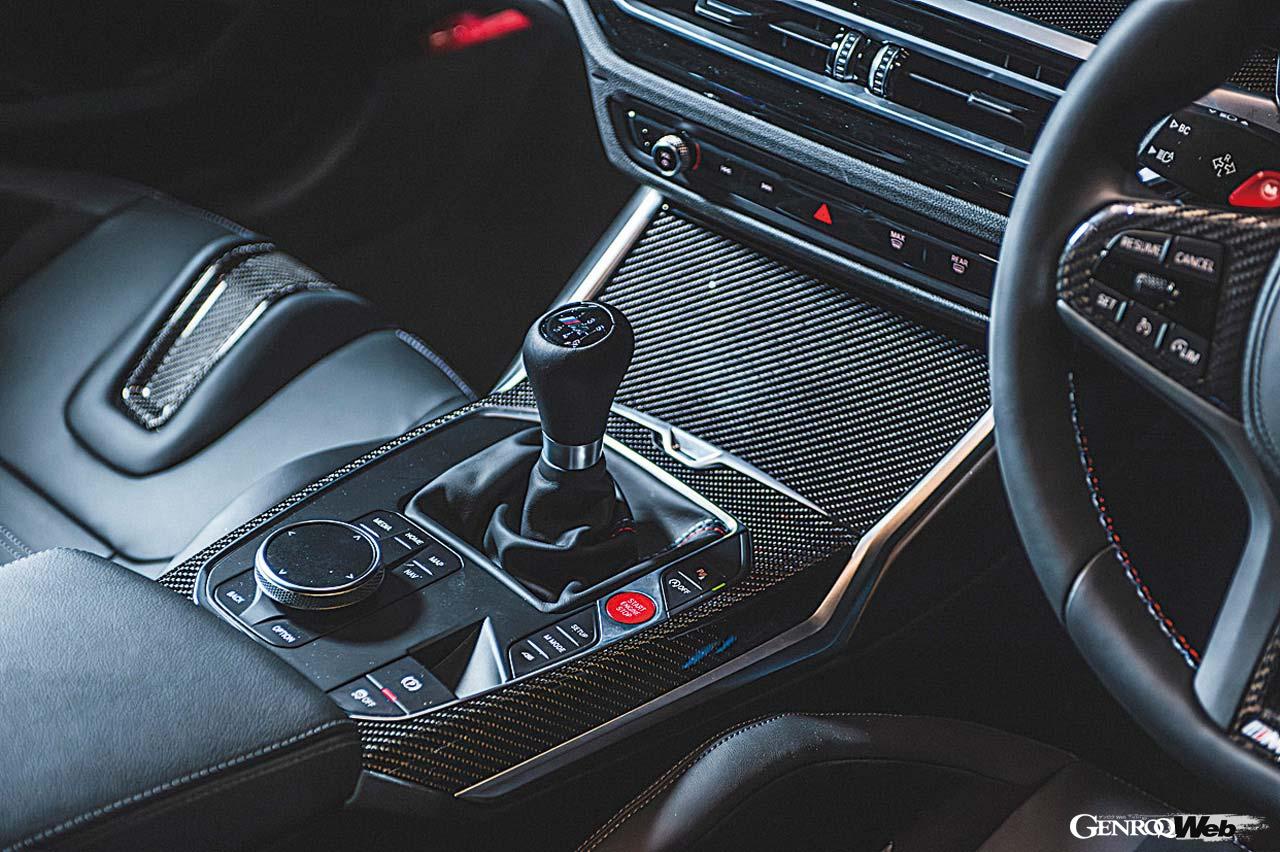 MT車にはMレーストラックパッケージに含まれる軽量なMカーボンバケットシートが奢られていた。極めて高いホールド性を有する。