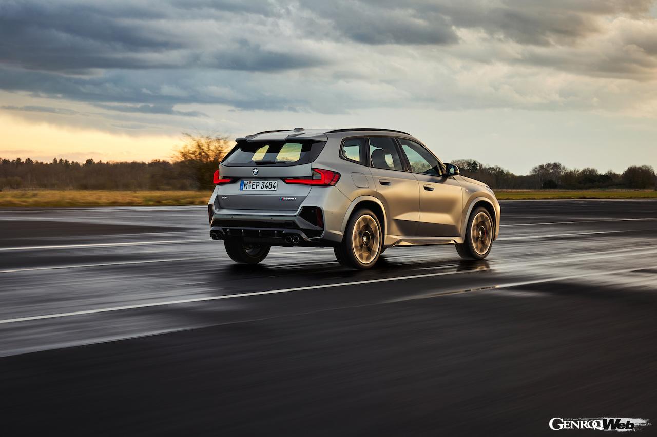 X1シリーズ最強のハイパフォーマンス仕様「X1 M35i xDrive」の走行シーン。