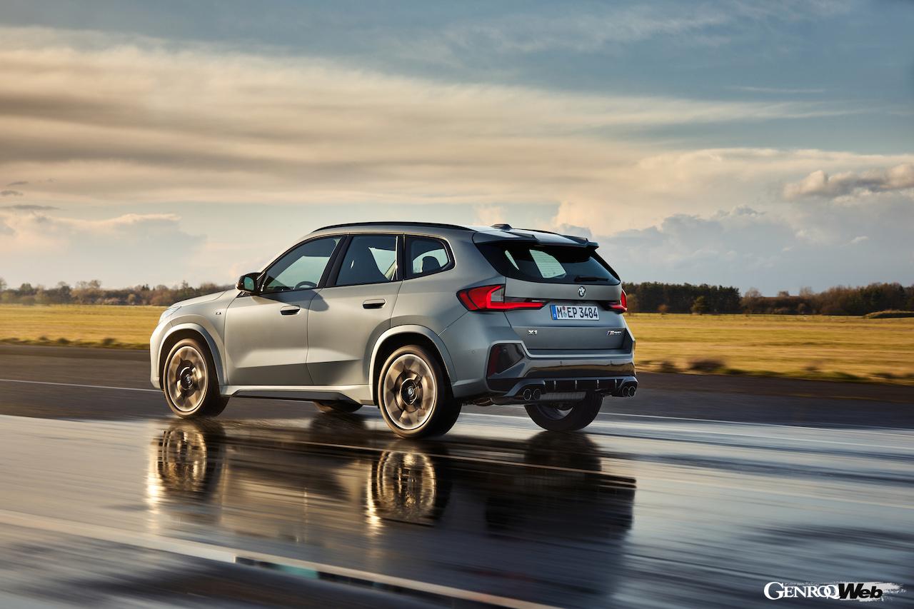 X1シリーズ最強のハイパフォーマンス仕様「X1 M35i xDrive」の走行シーン。