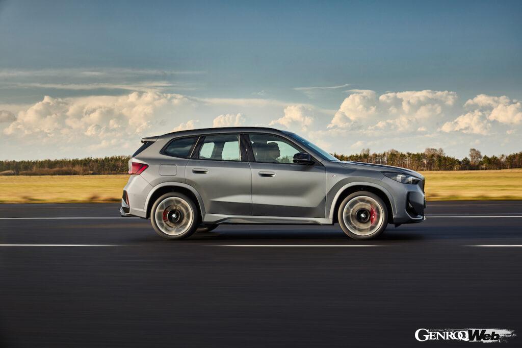 X1シリーズ最強のハイパフォーマンス仕様「X1 M35i xDrive」の走行シーン。