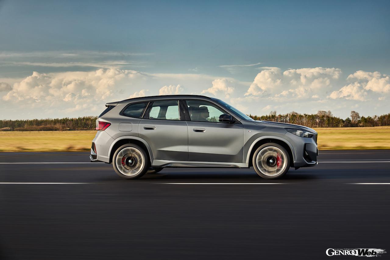 X1シリーズ最強のハイパフォーマンス仕様「X1 M35i xDrive」の走行シーン。