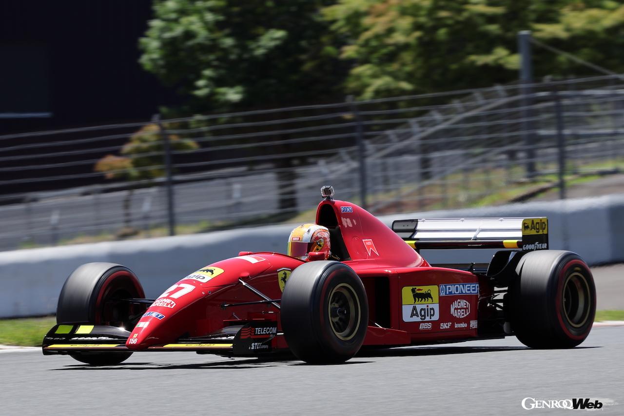 富士のレーシングコースを舞台に、貴重なF1マシンがデモンストレーションランを披露。