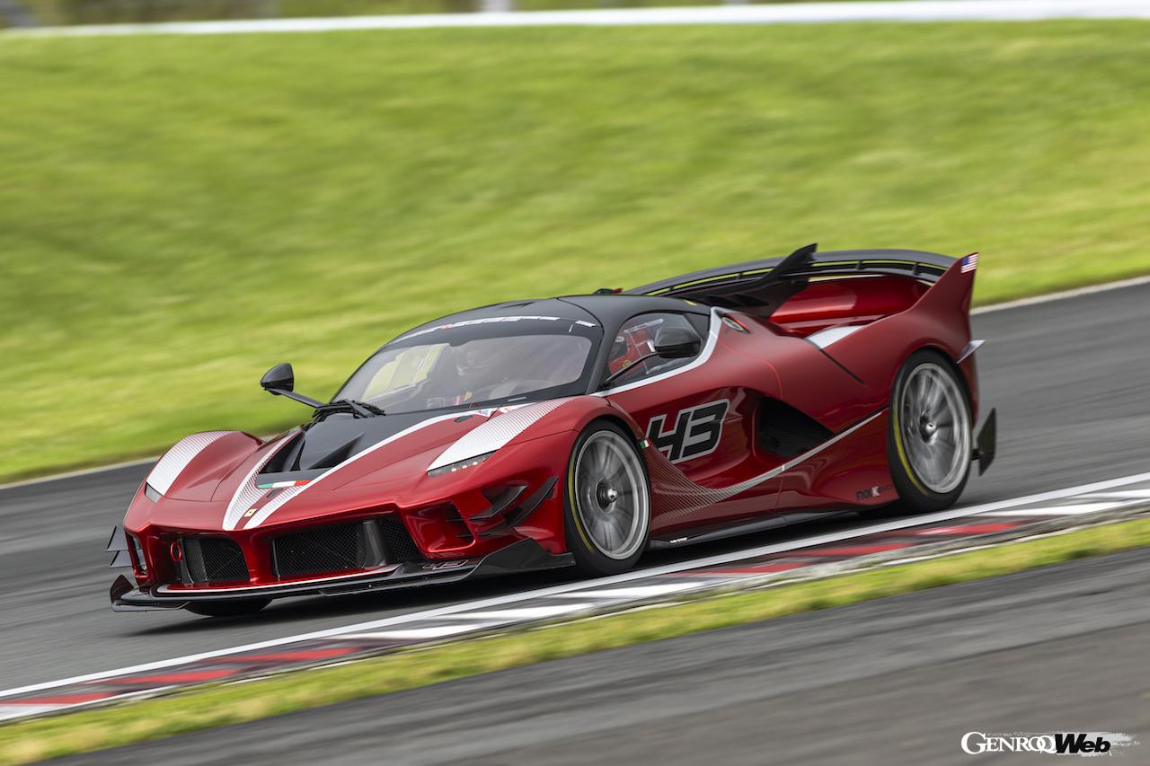 富士のレーシングコースを疾走する、XXモデル。